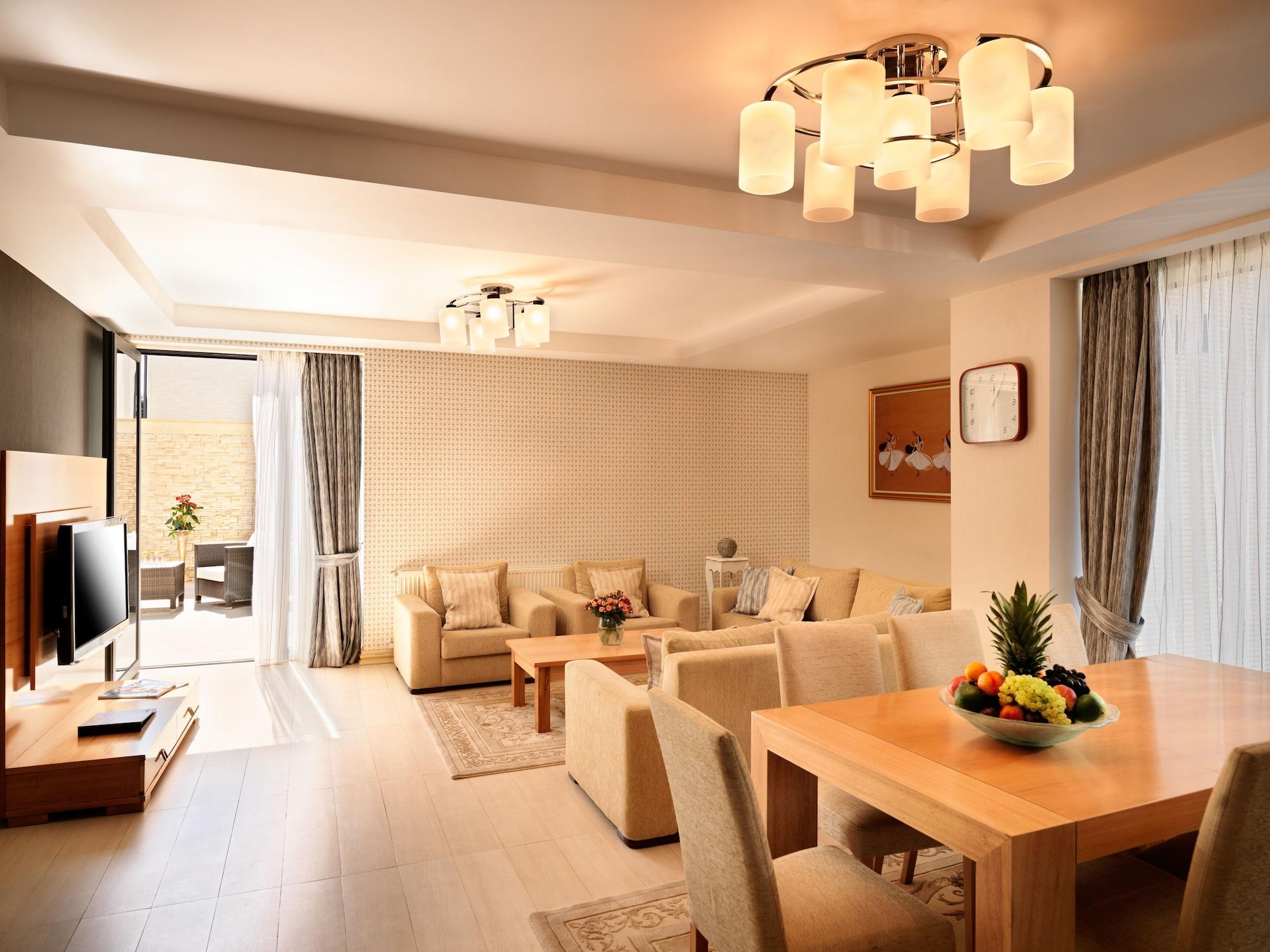 Bilgah Beach Hotel Экстерьер фото A living room with a dining table